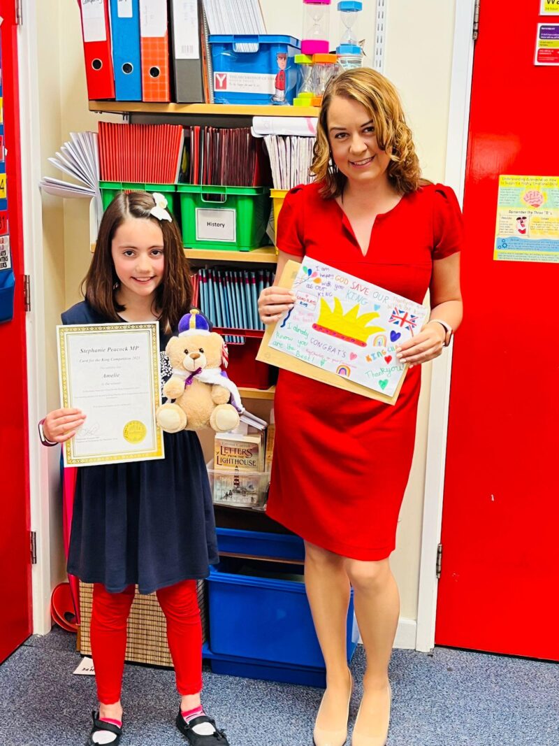 Stephanie Peacock MP presenting Amelie from the Ellis Primary School with first prize for the Card for the King competition