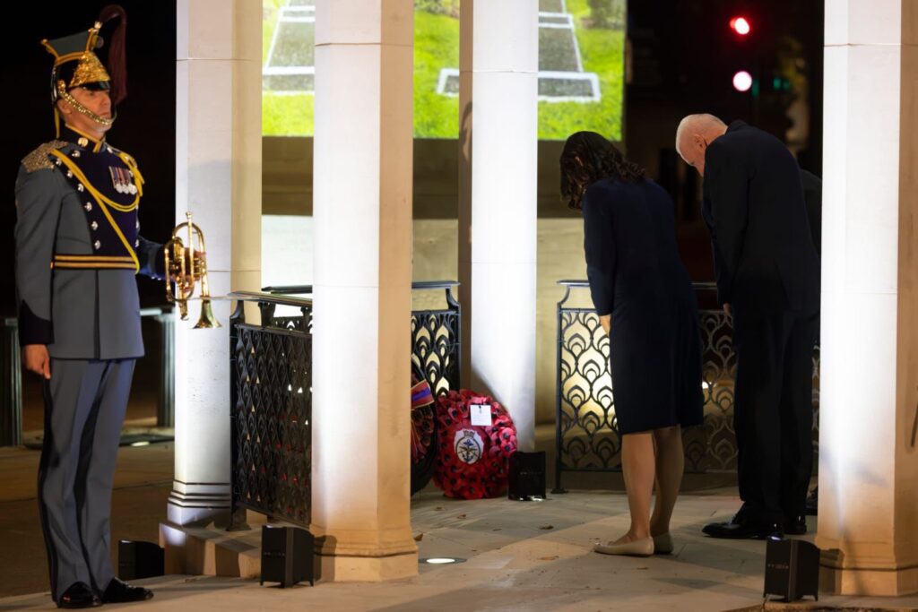Stephanie Peacock MP lays a wreath at Hyde Park Gates